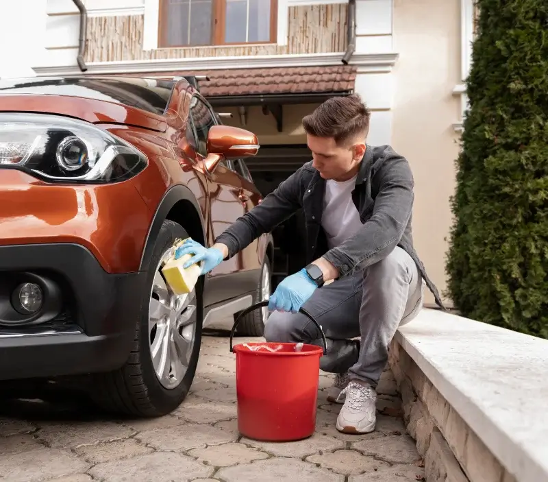 Lavage auto à domicile Nauroy : professionnel intervenant sur un véhicule